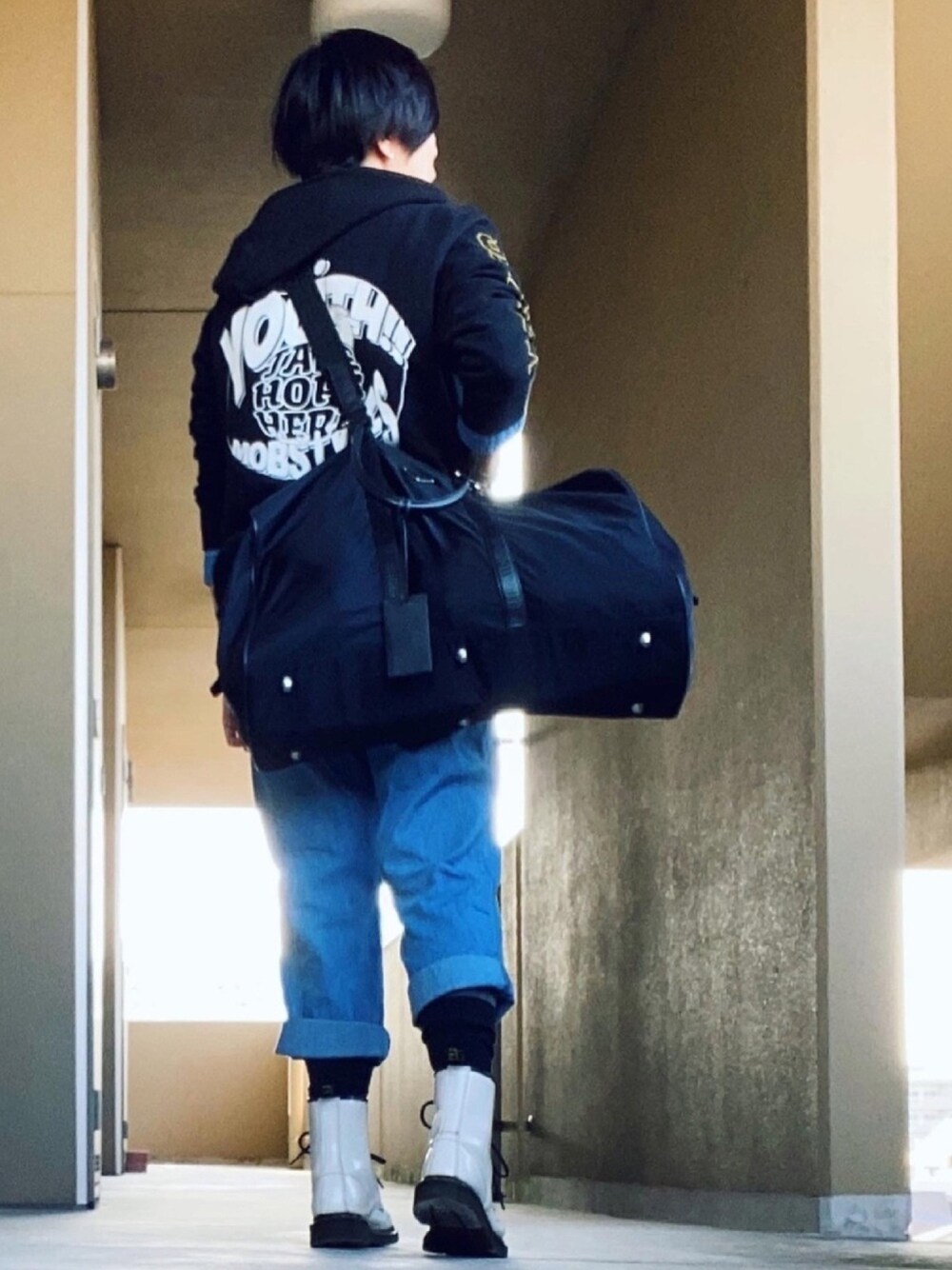 「mobstyles、パーカー、バックプリント、元気コーデ、PRADA、ボストンバッグ、Dr.Martens、アラフォー、アラフィフ」｜「MOBSTYLESのSTRIVE BULL ZIP PARKA（パーカー、ブラック系）」を使った、ハマダ マリコさん（レディース・163cm）の春コーディネートの1枚目の写真