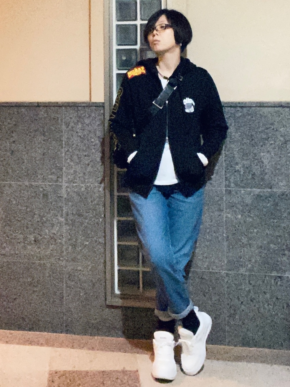 「すっぴんめがねさん、あとは寝るだけ、アラフォー、アラフィフ、どカジュアル、ラフコーデ」｜「MOBSTYLESのSTRIVE BULL ZIP PARKA（パーカー、ブラック系）」を使った、ハマダ マリコさん（レディース・163cm）の春コーディネートの1枚目の写真