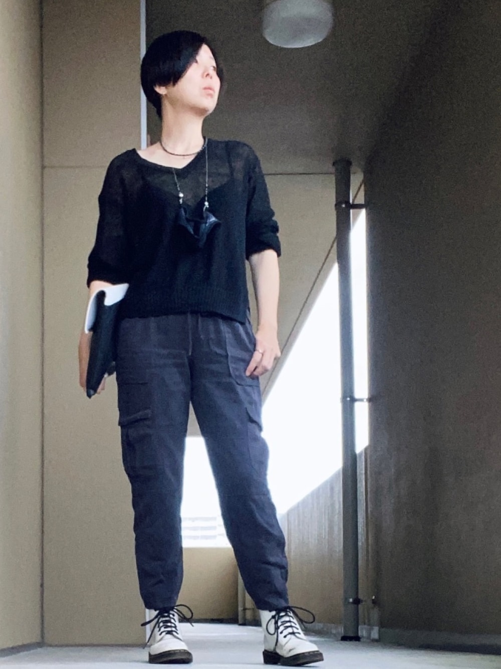 「雨にも負けず、歩く日、ダイエット中、雨の日マーチン部、透かし編みニット、カーゴパンツ、アラフォー、アラフィフ、カジュアルコーデ」｜「H&Mのイージーカーゴパンツ（カーゴパンツ、ブラック系）」を使った、ハマダ マリコさん（レディース・163cm）の夏コーディネートの1枚目の写真
