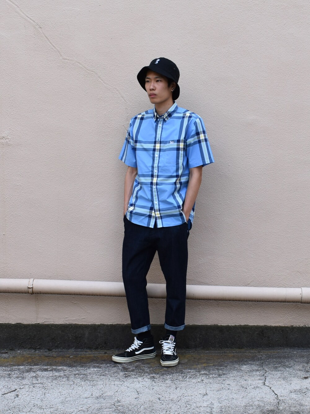 「シンプルコーデ、ラフ、シャツスタイル、夏コーデ、デニムパンツ、大人コーデ、street、VANS、きれいめカジュアル、UNIQLO」｜「DOUBLE STEALのDOUBZ Bucket Hat（ハット、ブラック系）」を使った、よっしーさん（メンズ・177cm）の夏コーディネートの1枚目の写真