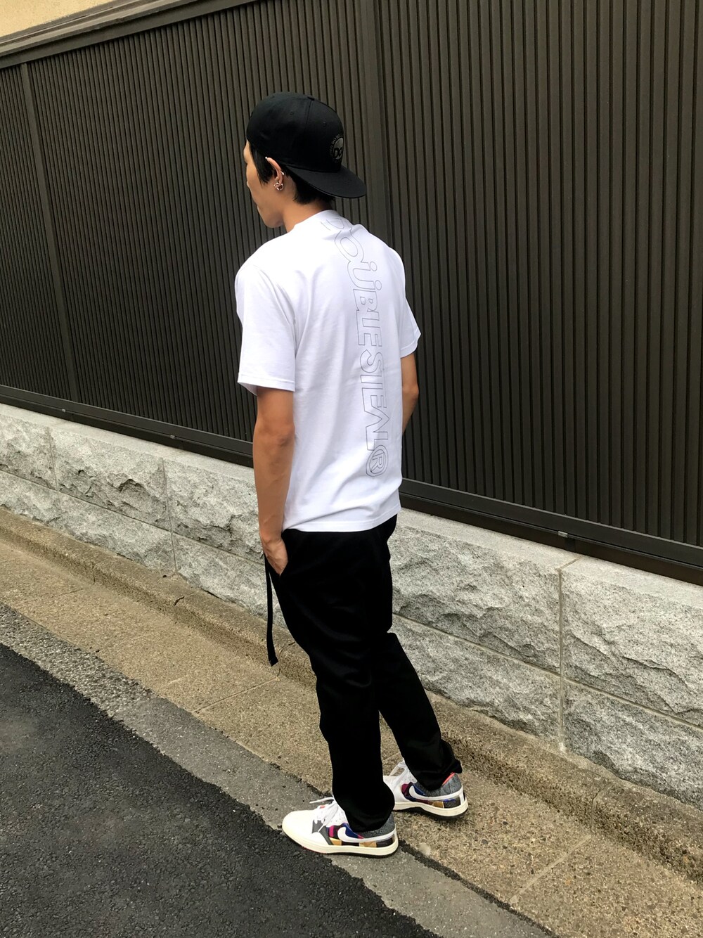 「夏、カジュアル、シンプル、Tシャツ、ポケットＴシャツ、スニーカー、ホワイト、プリントT、キャップ、ストリート」｜「DOUBLE STEALのDOU BB CAP（キャップ、ブラック系）」を使った、よっしーさん（メンズ・177cm）の夏コーディネートの1枚目の写真