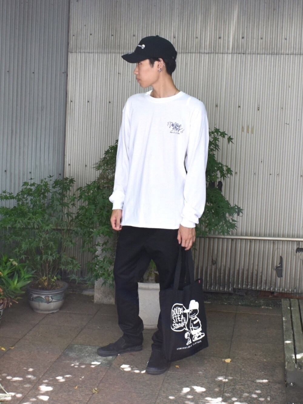 「秋のコーデ、黒、シンプル、休日スタイル、モノトーン、ストリート、ロンT」｜「DOUBLE STEALのSimple Stick 6 Panel CAP（キャップ、ブラック系）」を使った、よっしーさん（メンズ・177cm）の秋コーディネートの1枚目の写真