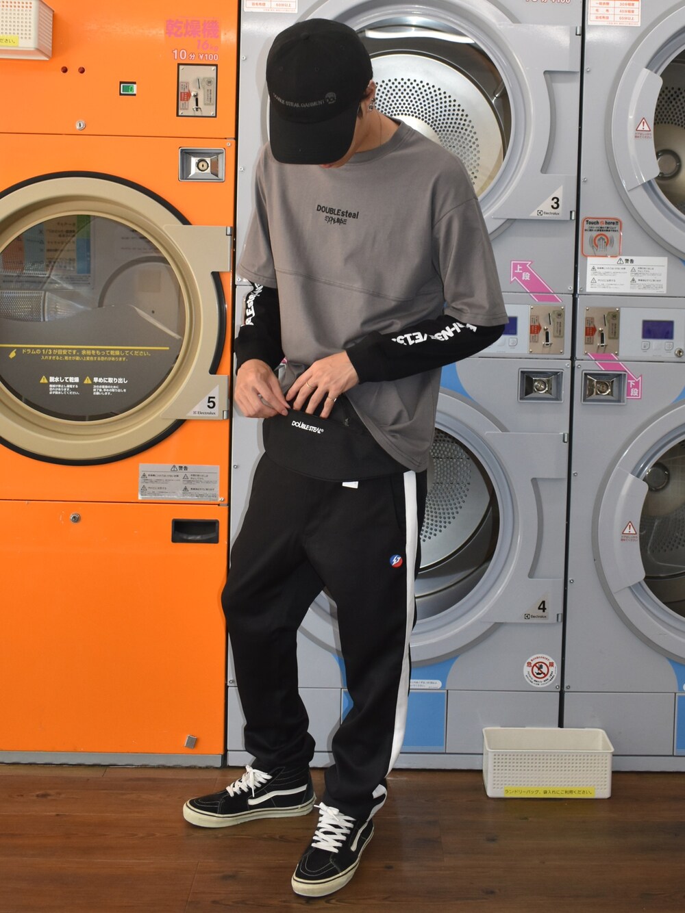 「秋、黒スキニー、スポーツミックス、ジャージ、ウエストポーチ、ストリート、ブラック、ロンT、シンプルコーデ、ストリートMIX」｜「DOUBLE STEALのSimple Stick 6 Panel CAP（キャップ、ブラック系）」を使った、よっしーさん（メンズ・177cm）の秋コーディネートの1枚目の写真