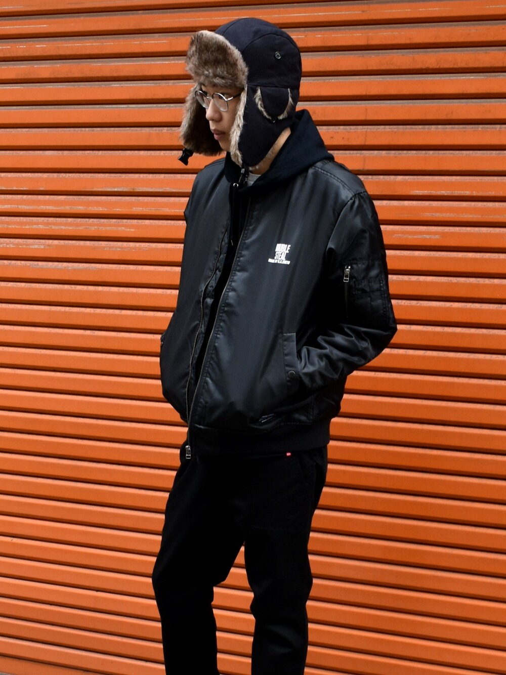 「秋冬、黒、パイロットキャップ、ストリートMIX、street、スニーカー、シンプル、休日スタイル、プチプラ、オールブラック」｜「DOUBLE STEALのPILOT CAP（キャップ、ブラック系）」を使った、よっしーさん（メンズ・177cm）の冬コーディネートの1枚目の写真