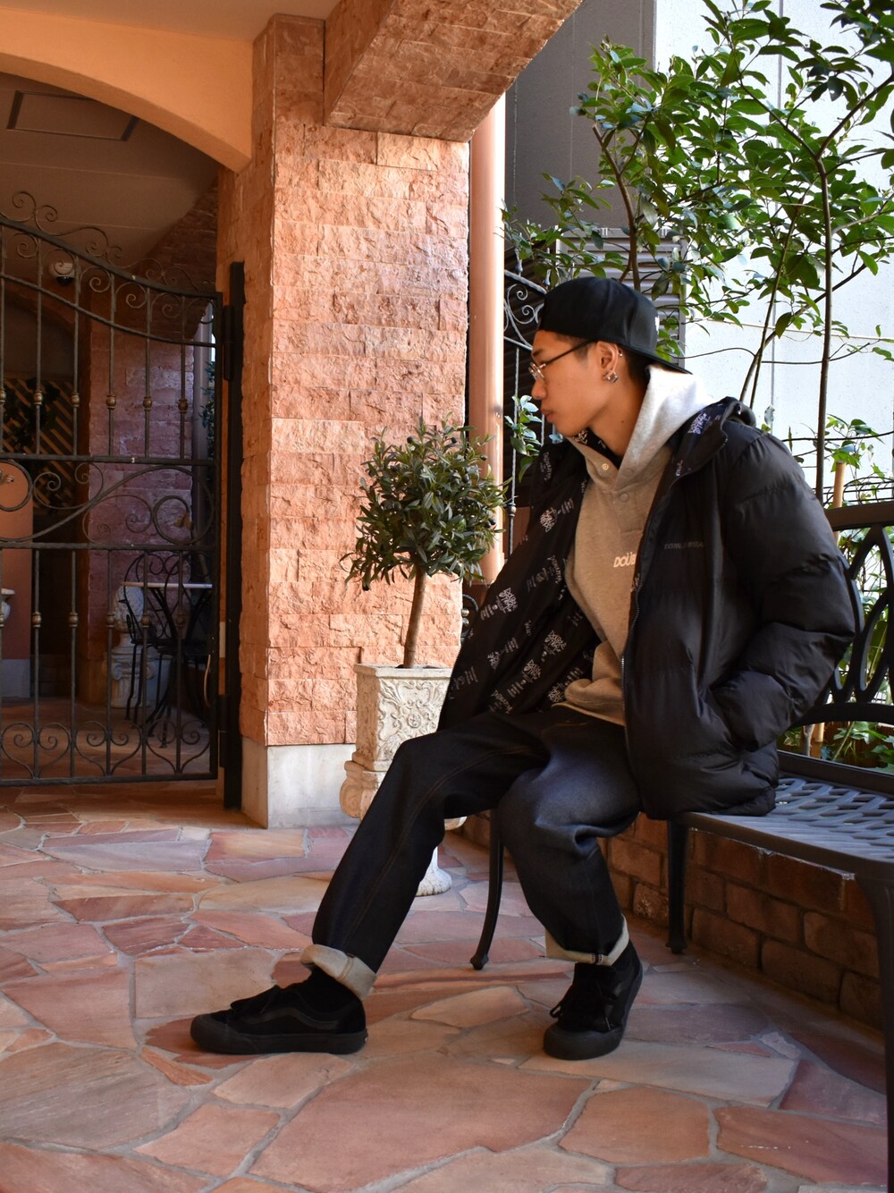 「冬、おしゃれさんと繋がりたい、オーバーサイズ、秋冬コーデ、ストリート、デニム、パーカー、キャップ、VANS、stussy」｜「DOUBLE STEALのLine DOU narrow デニム（デニムパンツ、ブルー系）」を使った、よっしーさん（メンズ・177cm）の冬コーディネートの1枚目の写真