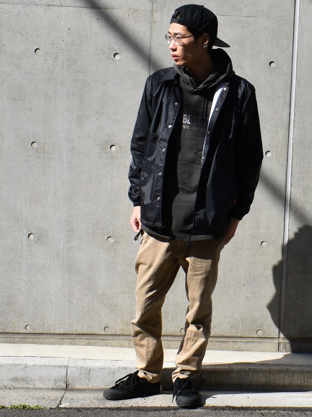 「おしゃれさんと繋がりたい、はるコーデ、今日のコーデ、大人カジュアル、street、ストリート、ラフ、黒、シンプルコーデ、パーカー」｜「DOUBLE STEALのFreeHand Cross B.B CAP（キャップ、ブラック系）」を使った、よっしーさん（メンズ・177cm）の冬コーディネートの1枚目の写真