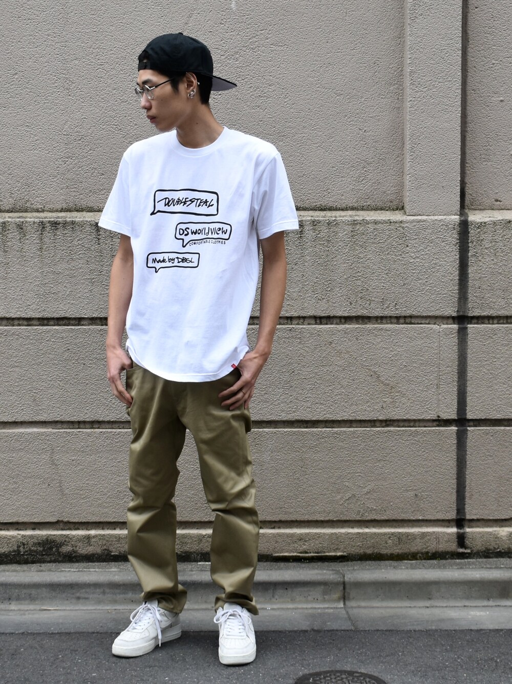 「カジュアルコーデ、ストリート、白スニーカー、NIKE、キレイめ、オトナカジュアル、カジュアル、ホワイト、キャップ」｜「DOUBLE STEALのTAGGING BB CAP（キャップ、ブラック系）」を使った、よっしーさん（メンズ・177cm）の春コーディネートの1枚目の写真