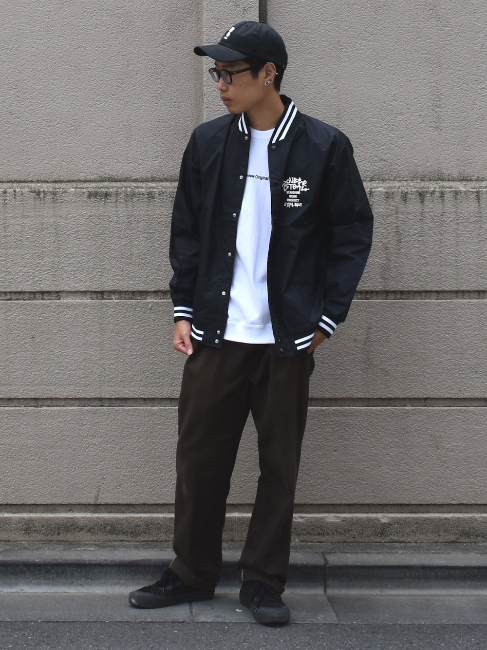 「カジュアルコーデ、春コーデ、春夏コーデ、今日のコーデ、ラフ、大人カジュアル、黒コーデ、ストリートMIX、streetstyle、夏」｜「DOUBLE STEALのDOUBZ  6panel CAP（キャップ、ブラック系）」を使った、よっしーさん（メンズ・177cm）の春コーディネートの1枚目の写真