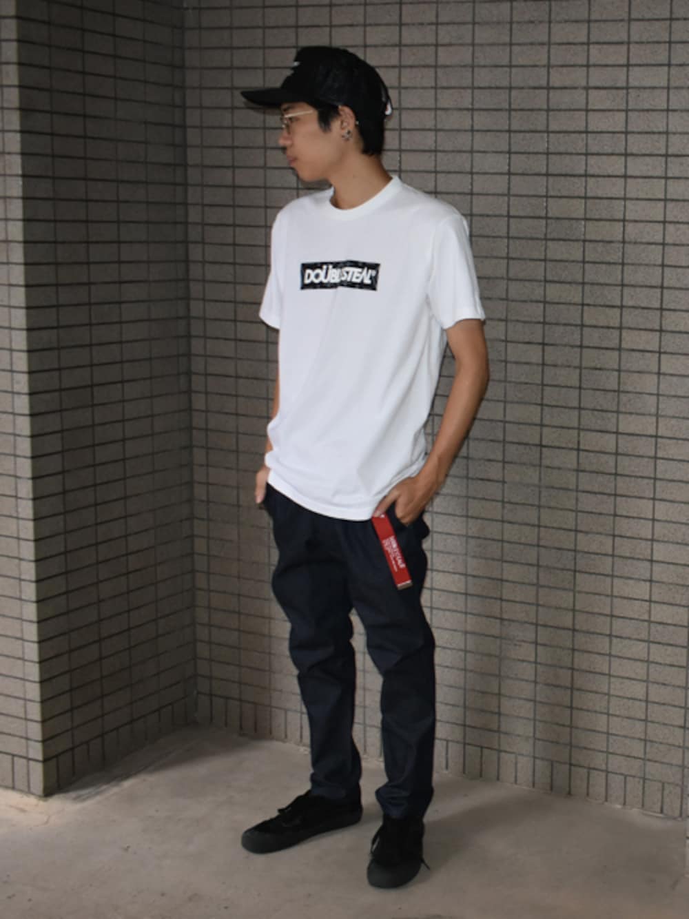 「シンプル、Tシャツ、ストリート、シンプルコーデ、春コーデ、夏コーデ、白Tシャツ、ガチャベルト」｜「DOUBLE STEALのNATIVE BOX Tシャツ（Tシャツ/カットソー、ホワイト系）」を使った、よっしーさん（メンズ・177cm）の夏コーディネートの1枚目の写真