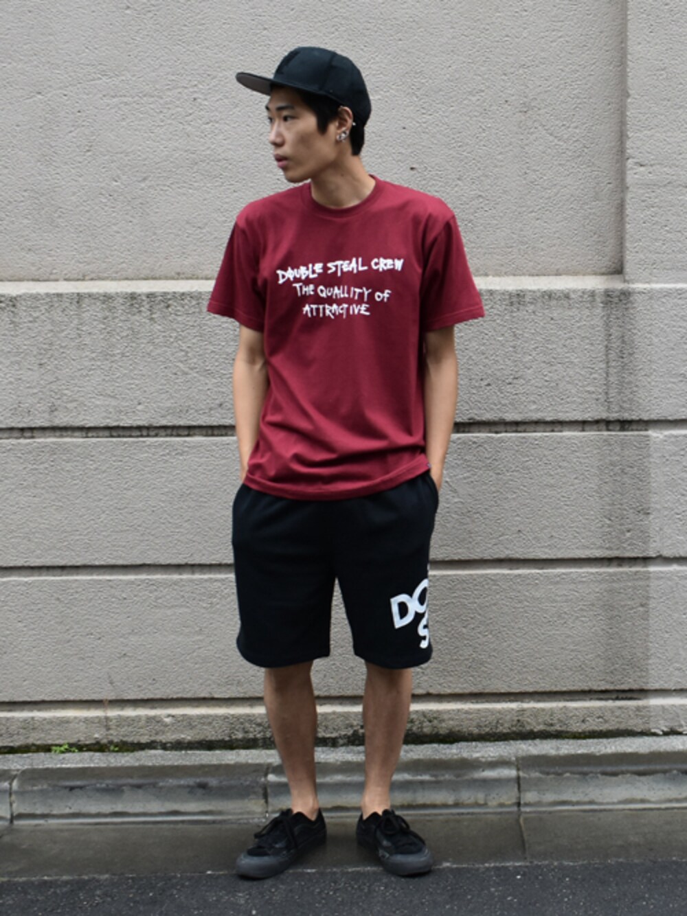 「スニーカー、シンプル、キャップ、Tシャツ、ハーフパンツ、フェススタイル、シンプルコーデ、夏コーデ」｜「DOUBLE STEALのRANDAM SIGN Tシャツ（Tシャツ/カットソー、レッド系）」を使った、よっしーさん（メンズ・177cm）の夏コーディネートの1枚目の写真