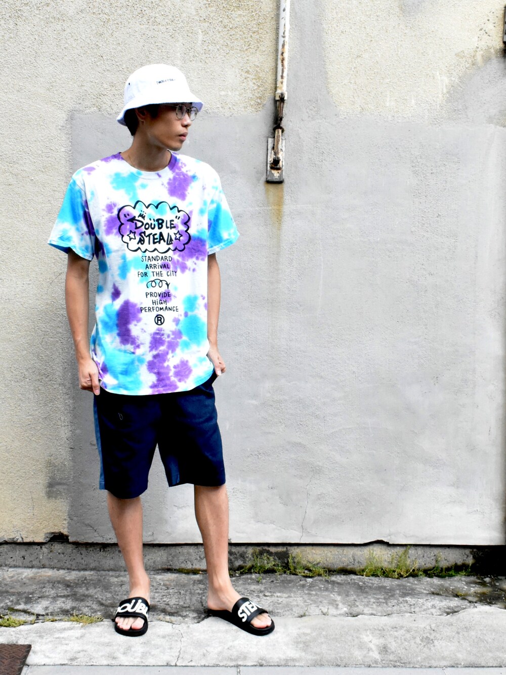 「ビッグシルエット、オーバーサイズ、カジュアル、ootd、夏コーデ、バケットハット、タイダイ柄、ストリート」｜「DOUBLE STEALのTagging Bucket Hat（ハット、ホワイト系）」を使った、よっしーさん（メンズ・177cm）の夏コーディネートの1枚目の写真
