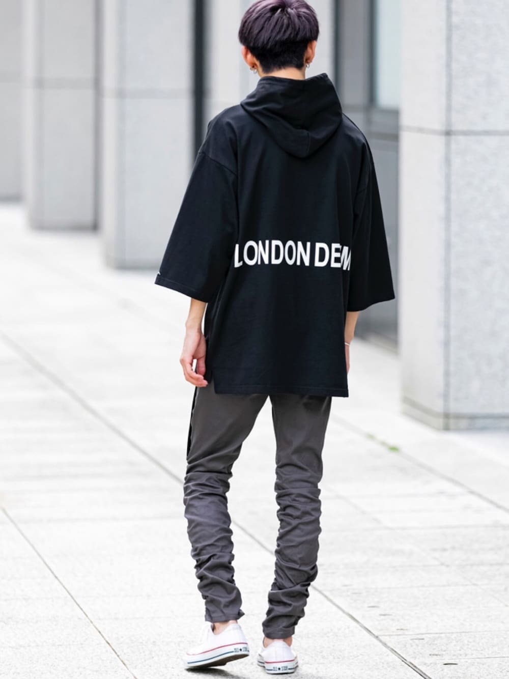 グレー系のチノパンツ、ホワイト系のスニーカーを着用したメンズの夏コーディネートの1枚目の写真