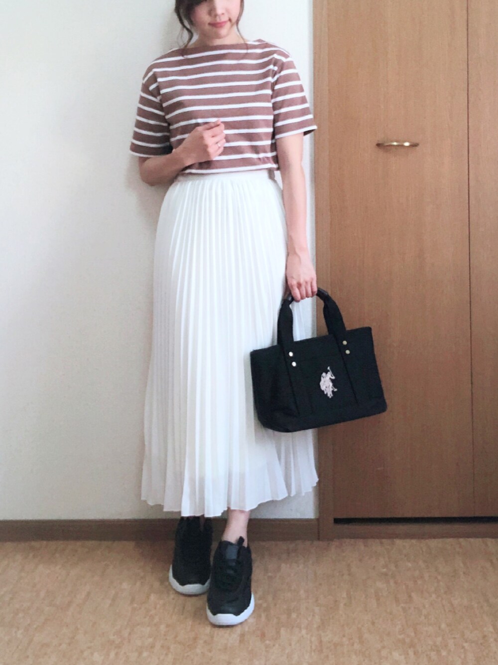 ブルー系のスカート、ブラウン系のTシャツ/カットソーを着用したレディースの春コーディネートの1枚目の写真