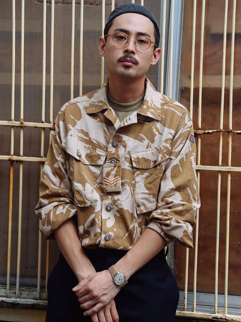 ベージュ系のミリタリージャケットを着用したメンズの冬コーディネートの1枚目の写真