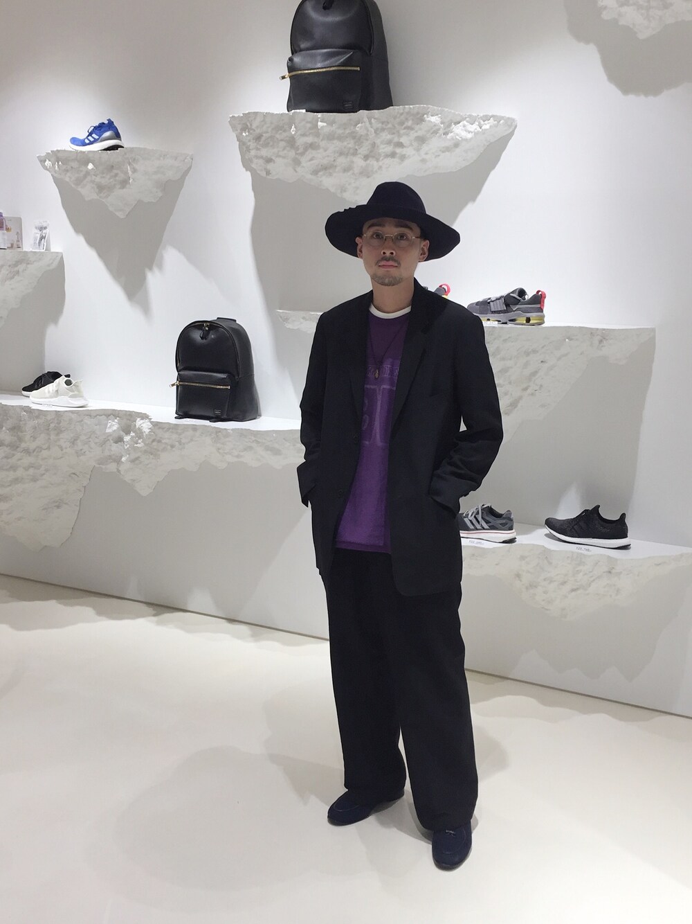 パープル系のTシャツ/カットソー、ブラック系のその他パンツ、ブルー系のスリッポンを着用したメンズの秋コーディネートの1枚目の写真