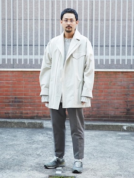 「アイテム（チノパンツ、グレー系）」を使った、吉岡 レオさん（メンズ・175cm）の冬コーディネート