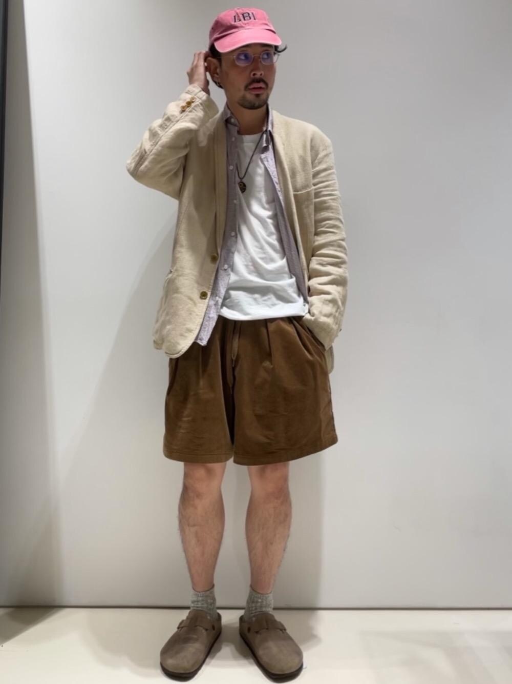 ブラウン系のその他パンツを着用したメンズの春コーディネートの1枚目の写真