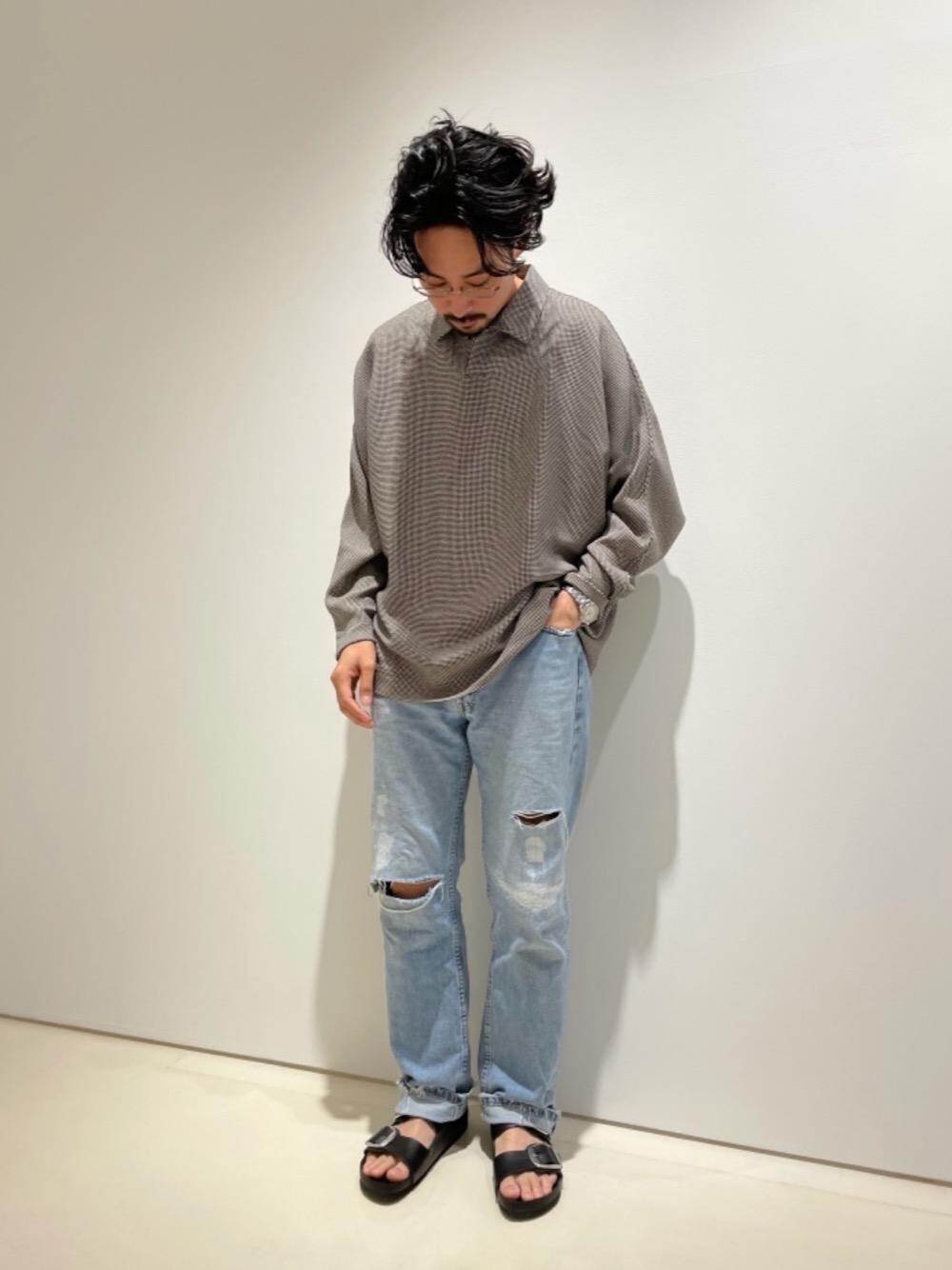 ブラック系のサンダル、グレー系のシャツ/ブラウスを着用したメンズの夏コーディネートの1枚目の写真
