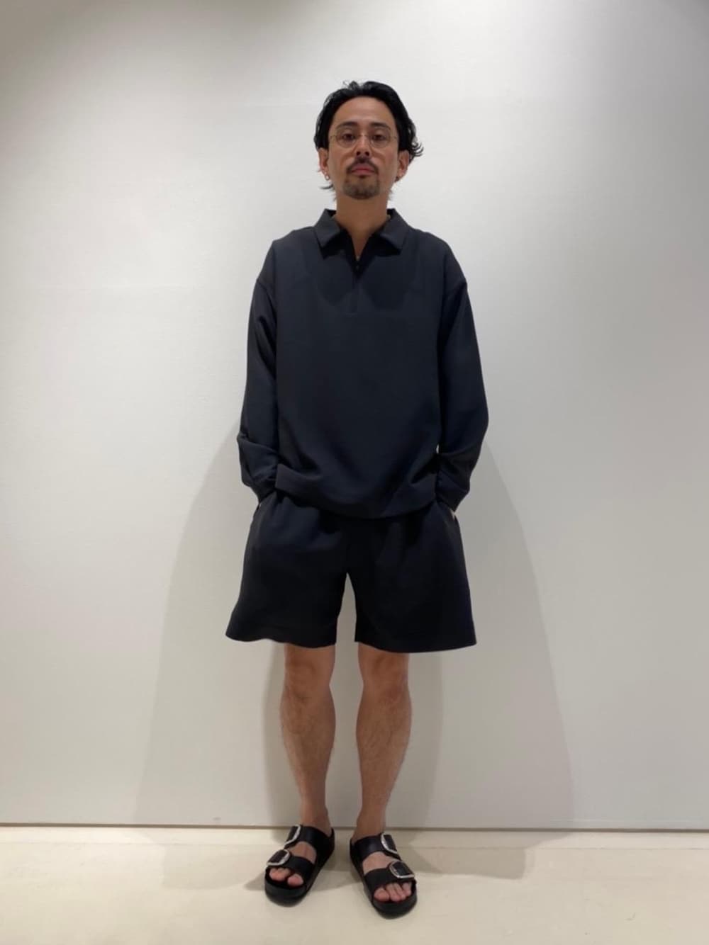 ブラック系のサンダル、グレー系のシャツ/ブラウス、グレー系のその他パンツを着用したメンズの夏コーディネートの1枚目の写真