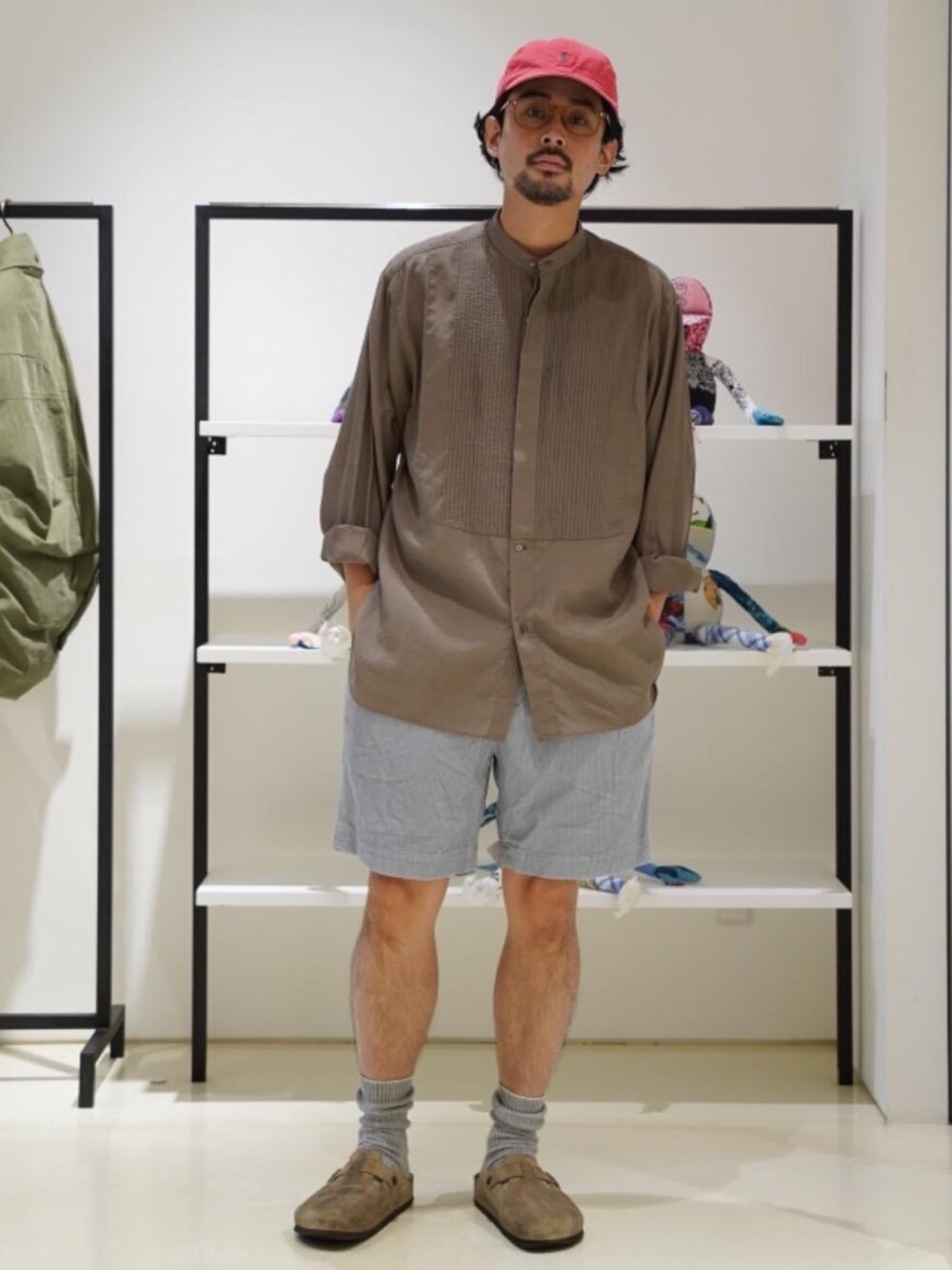 グリーン系のシャツ/ブラウスを着用したメンズの夏コーディネートの1枚目の写真