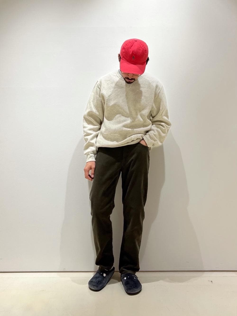 グリーン系のその他パンツ、ベージュ系のスウェットを着用したメンズの秋コーディネートの1枚目の写真