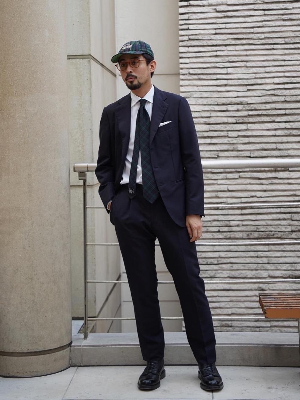 ブルー系のスーツセットを着用したメンズの秋コーディネートの1枚目の写真