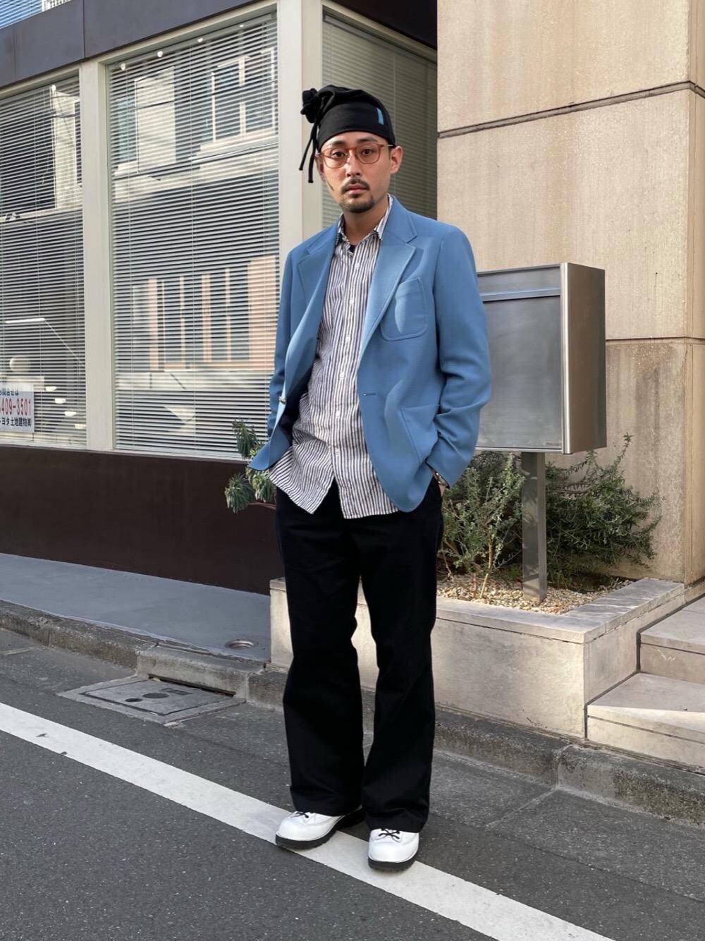 ブルー系のテーラードジャケットを着用したメンズの冬コーディネートの1枚目の写真