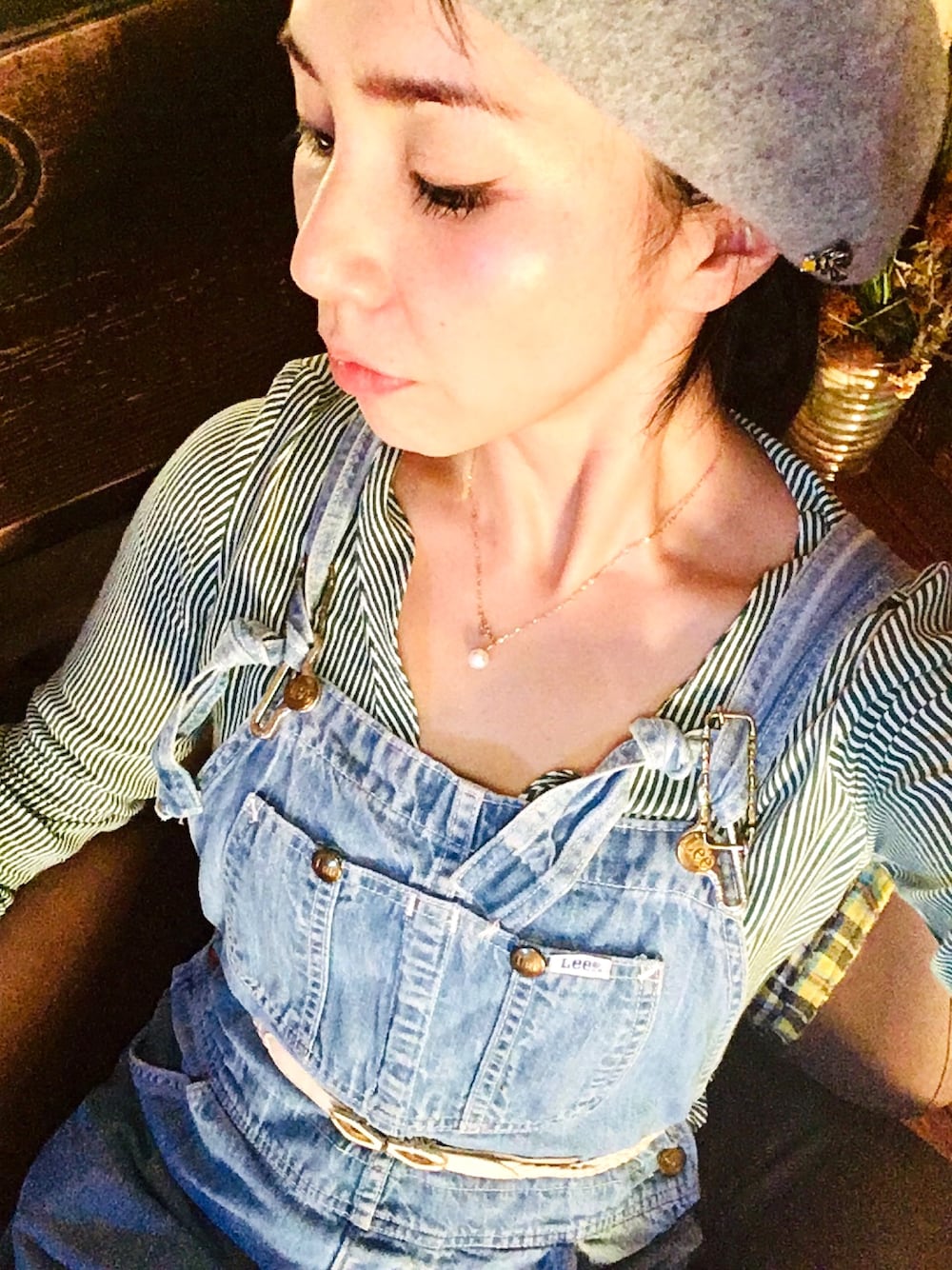 ブルー系のサロペット/オーバーオール、ブルー系のスニーカー、ホワイト系のベルトを着用したレディースの秋コーディネートの1枚目の写真