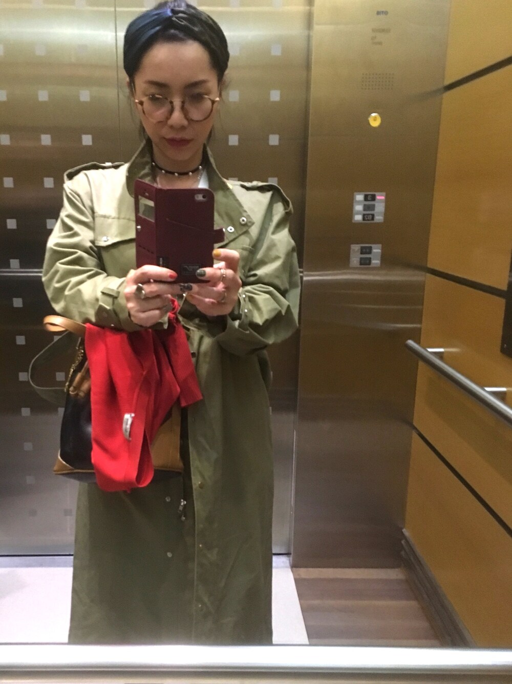 「シンプル、オトナカジュアル、めがね、カチューシャ、ヴィンテージ、カーキ、オトナ女子、コート、秋のコーデ、スニーカー」｜「Ray-BanのRay-Ban ROUND FLECK メガネフレーム RX2447VF495494（メガネ、ブラウン系）」を使った、yo-koさん（レディース・164cm）の秋コーディネートの1枚目の写真