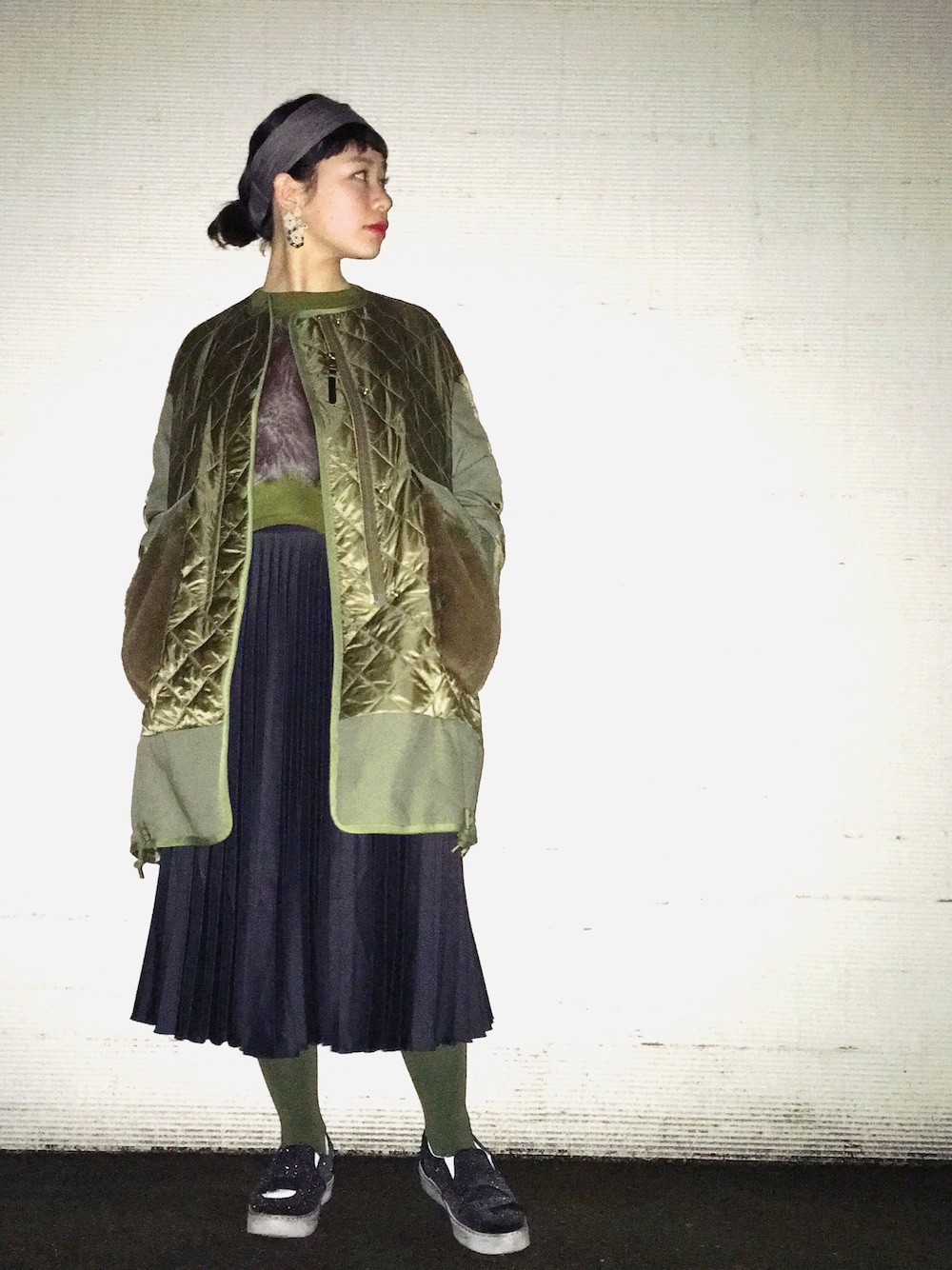 「カジュアルコーデ、ootd、黒、カーキ、H&M、chiaraferragni、FRED PERRY、バンダナ、シンプル、プリーツスカート」｜「FRED PERRYのアイテム（ミリタリージャケット、グリーン系）」を使った、ＴＯＣＯさん（レディース・158cm）の春コーディネートの1枚目の写真