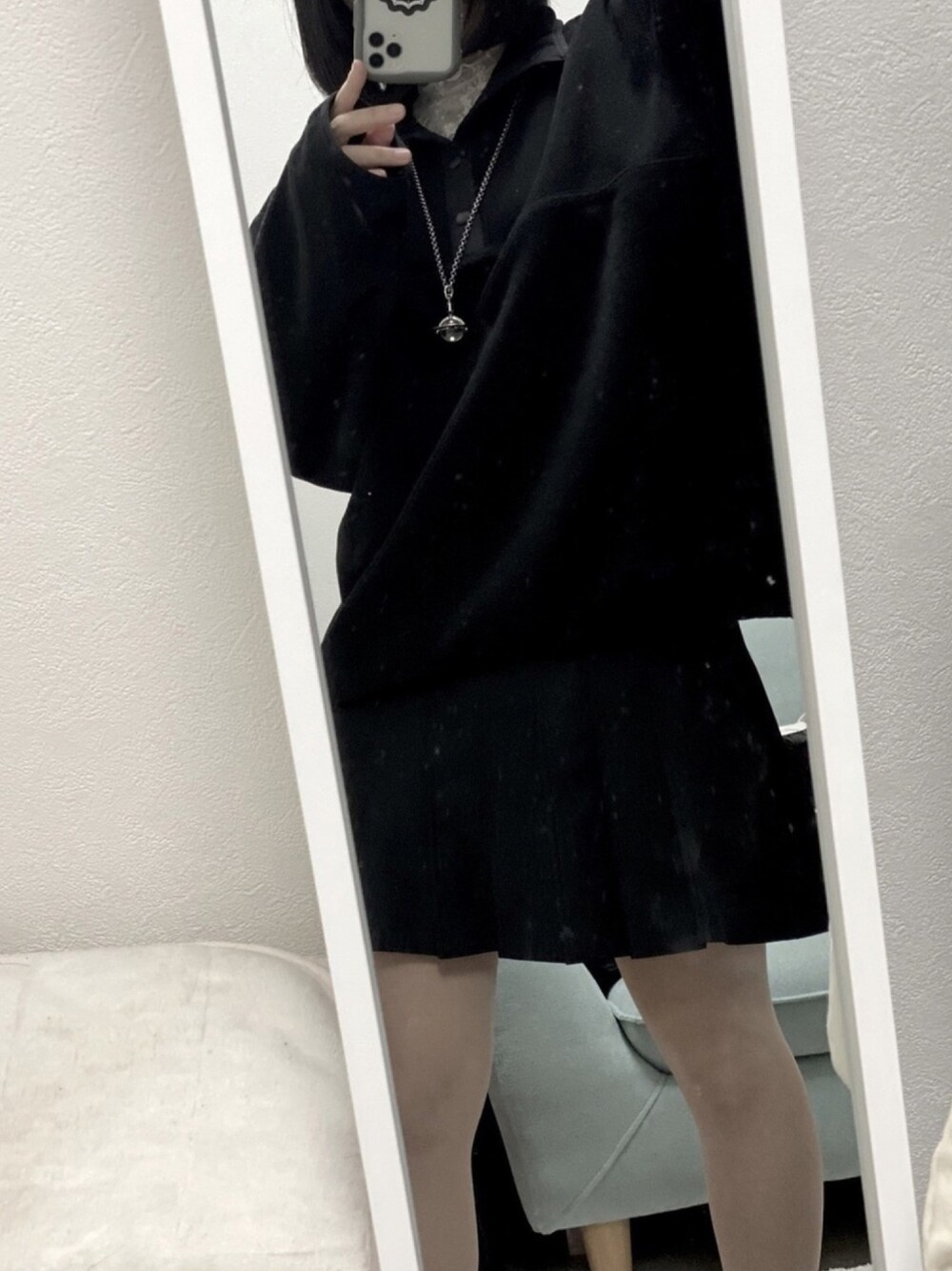 「オールブラック、Vivienne Westwood、BALENCIAGA、モードストリート、モノトーン、ootd」｜「WEGOのWEGO/無地プリーツミニスカート（スカート、ブラック系）」を使った、たゃもんさん（レディース・156cm）の春コーディネートの1枚目の写真