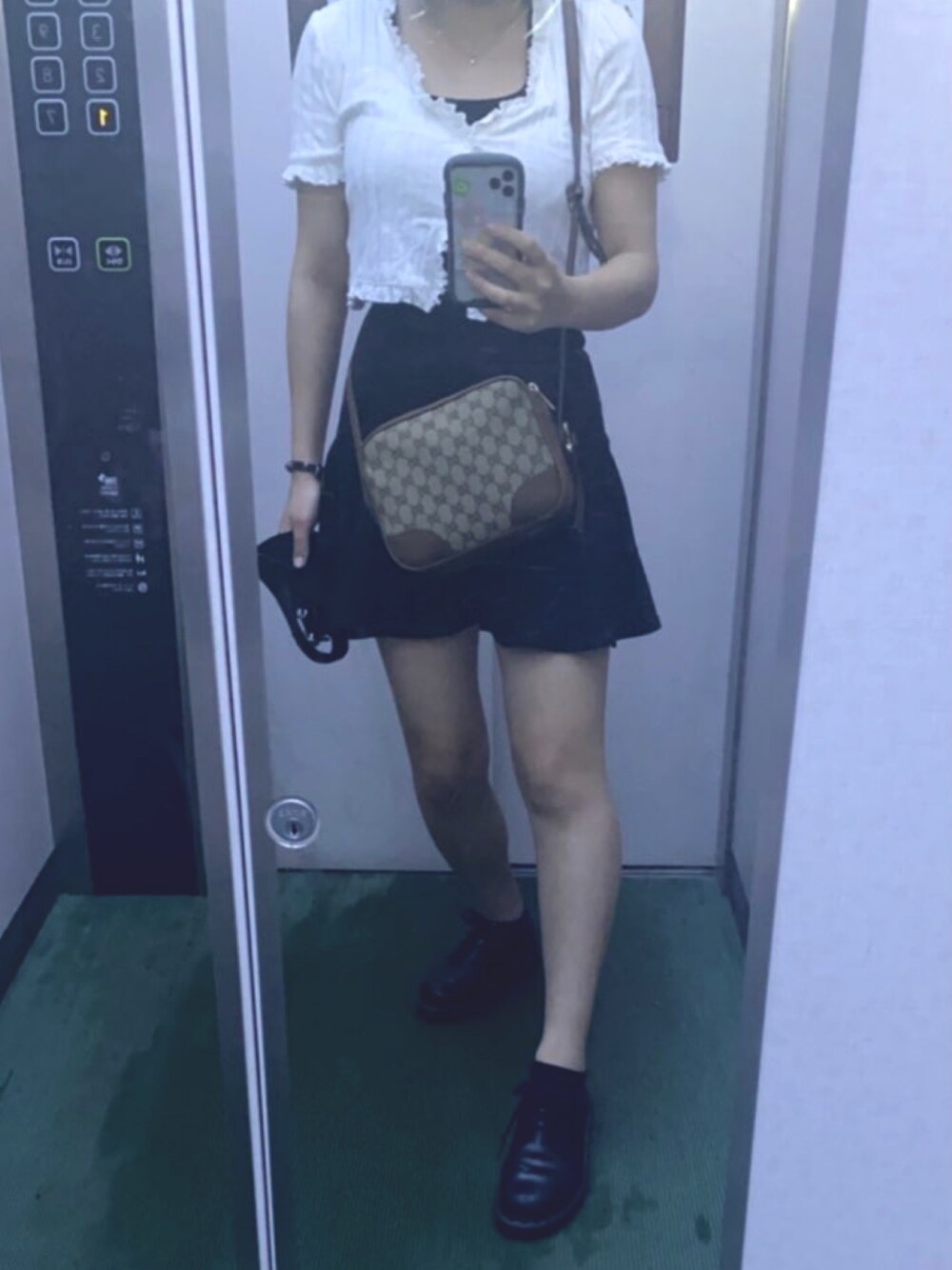 「夏コーデ、モノトーン、シンプル、プチプラ」｜「GUCCIのGucci - wolf stud bracelet - men - レザー - S（ブレスレット、ブラック系）」を使った、たゃもんさん（レディース・156cm）の春コーディネートの1枚目の写真