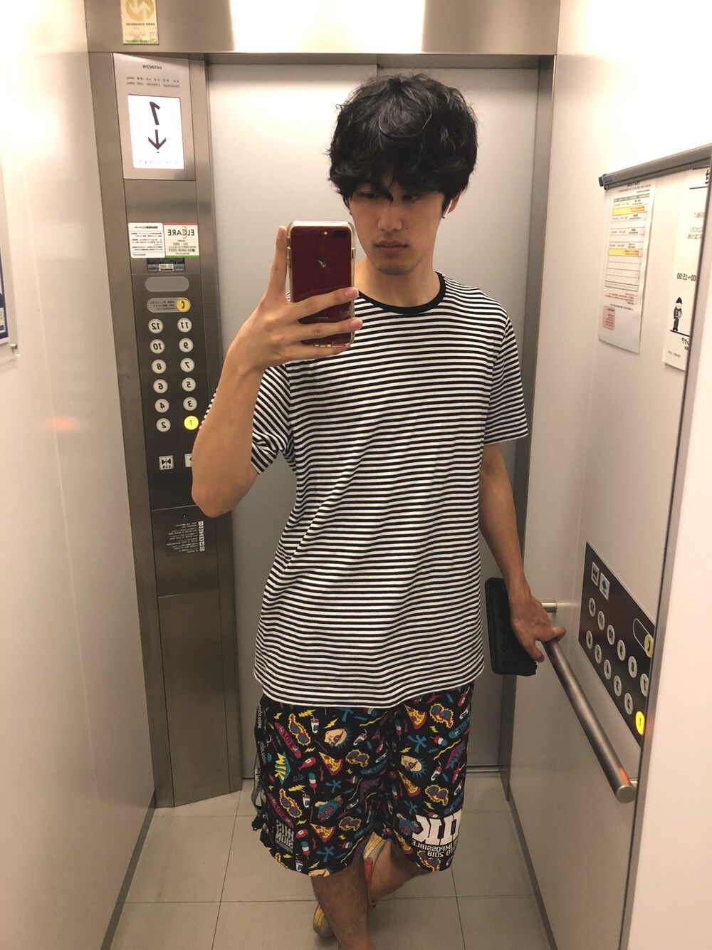 「H&Mのアイテム（Tシャツ/カットソー、ホワイト系）」を使った、あだちさん（メンズ・185cm）の夏コーディネートの1枚目の写真