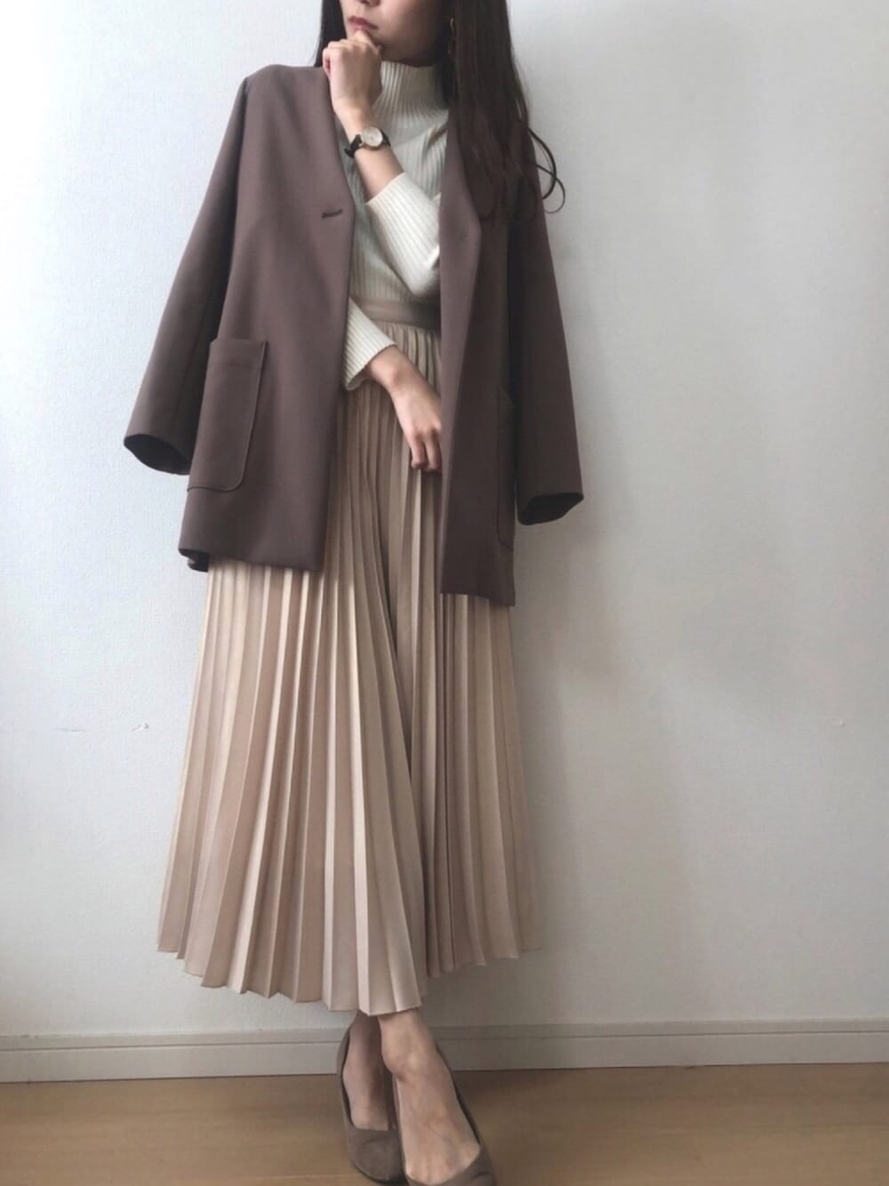 「きれいめカジュアル、ロングスカート、秋服、白ニット、ブラウンコーデ、ベージュコーデ、オフィスカジュアル、オトナカジュアル、おしゃれさんと繋がりたい、タートルネック」｜「NANO universeのホイルプリントプリーツスカート（スカート、ベージュ系）」を使った、まなのんさん（レディース・160cm）の秋コーディネートの1枚目の写真