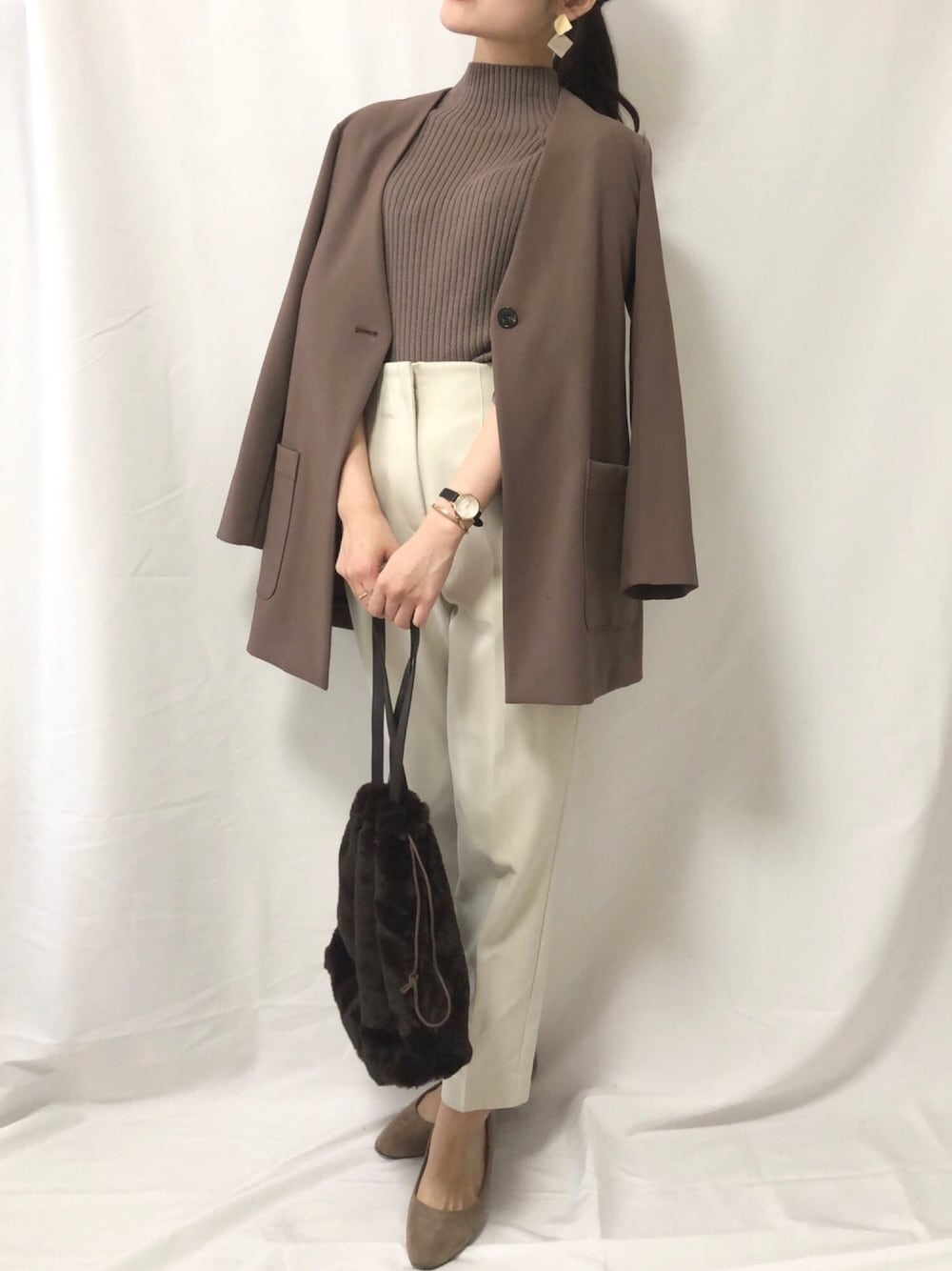 「おしゃれさんと繋がりたい、オフィスカジュアル、ブラウンコーデ、白パンツ、ハイウエストパンツ、きれいめカジュアル、ZARA、nano・universe、ファーバック、タートルネック」｜「NANO universeのComfortable Cassette/Vネックジャケット（ノーカラージャケット、ブラウン系）」を使った、まなのんさん（レディース・160cm）の秋コーディネートの1枚目の写真