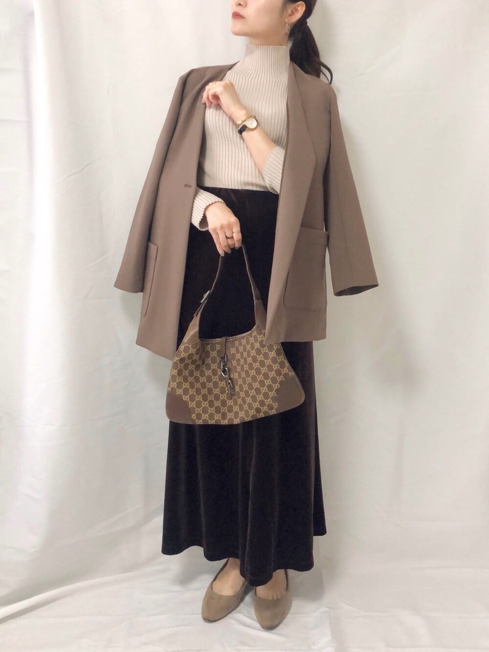 「きれいめカジュアル、冬コーデ、オトナカジュアル、タートルネック、ベロアスカート、ロングスカート、ブラウンコーデ、おしゃれさんと繋がりたい、オフィスカジュアル、くすみカラー」｜「NANO universeのComfortable Cassette/Vネックジャケット（ノーカラージャケット、ブラウン系）」を使った、まなのんさん（レディース・160cm）の冬コーディネートの1枚目の写真