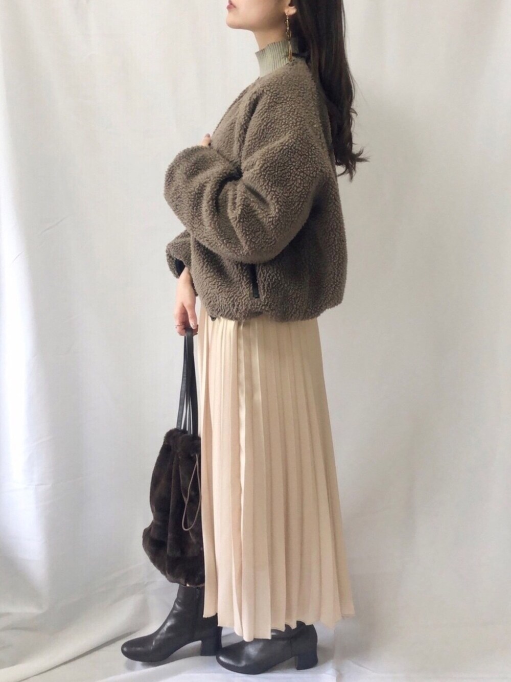 「年末WEAR感謝祭、タートルネック、おしゃれさんと繋がりたい、あったかコーデ、クリスマス、ファーバッグ、ショートブーツ、きれいめカジュアル、ブラウンコーデ、プチプラ」｜「UNIQLOのフリースカーディガン（長袖）（その他アウター、ブラウン系）」を使った、まなのんさん（レディース・160cm）の冬コーディネートの1枚目の写真