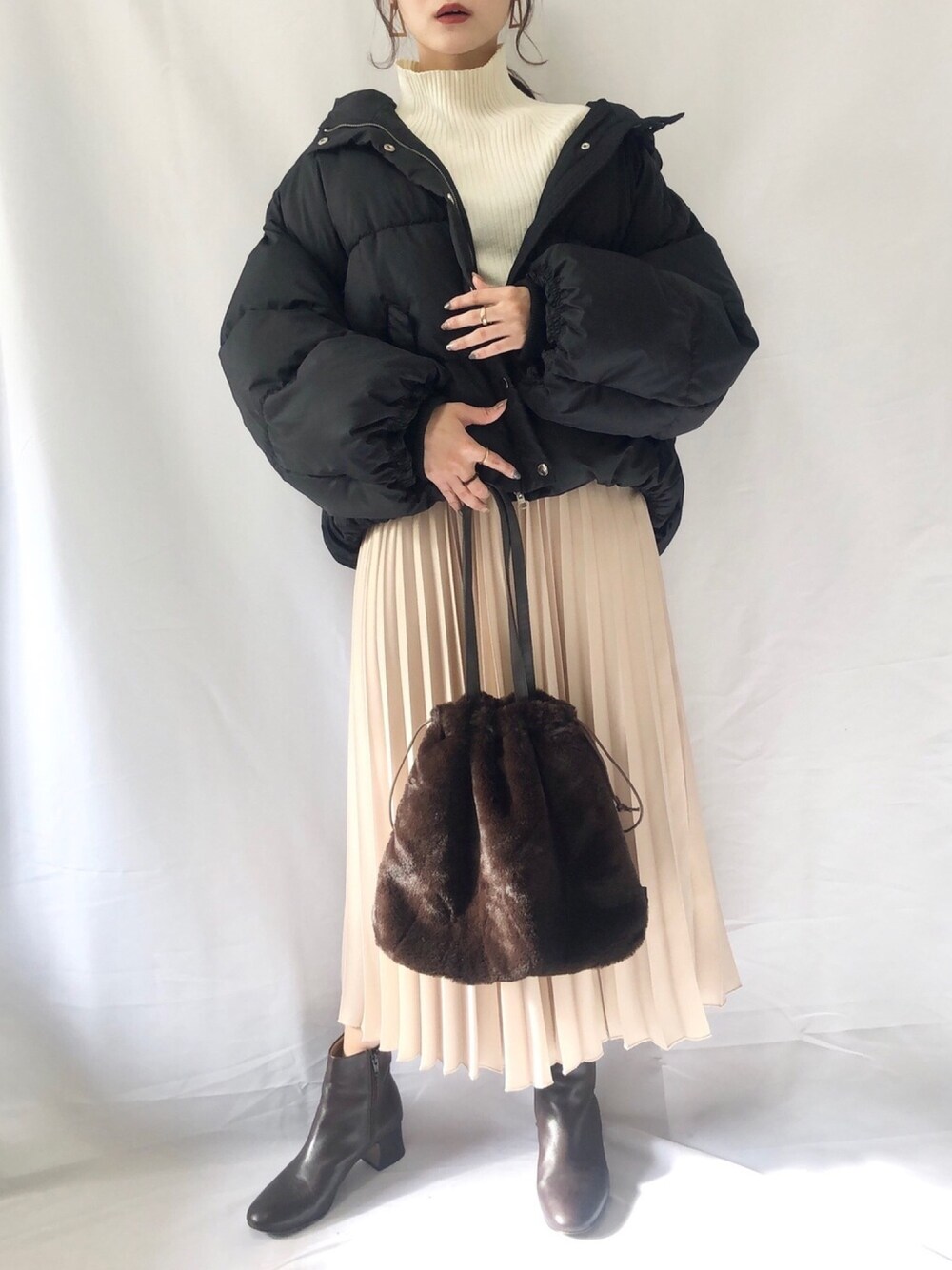 「年末WEAR感謝祭、おしゃれさんと繋がりたい、ダウンジャケット、きれいめカジュアル、ファーバッグ、ショートブーツ、プチプラ、PAGEBOY、休日スタイル、あったかコーデ」｜「SENSE OF PLACE by URBAN RESEARCHのストレッチリブハイネックセーター（ニット/セーター、ホワイト系）」を使った、まなのんさん（レディース・160cm）の冬コーディネートの1枚目の写真