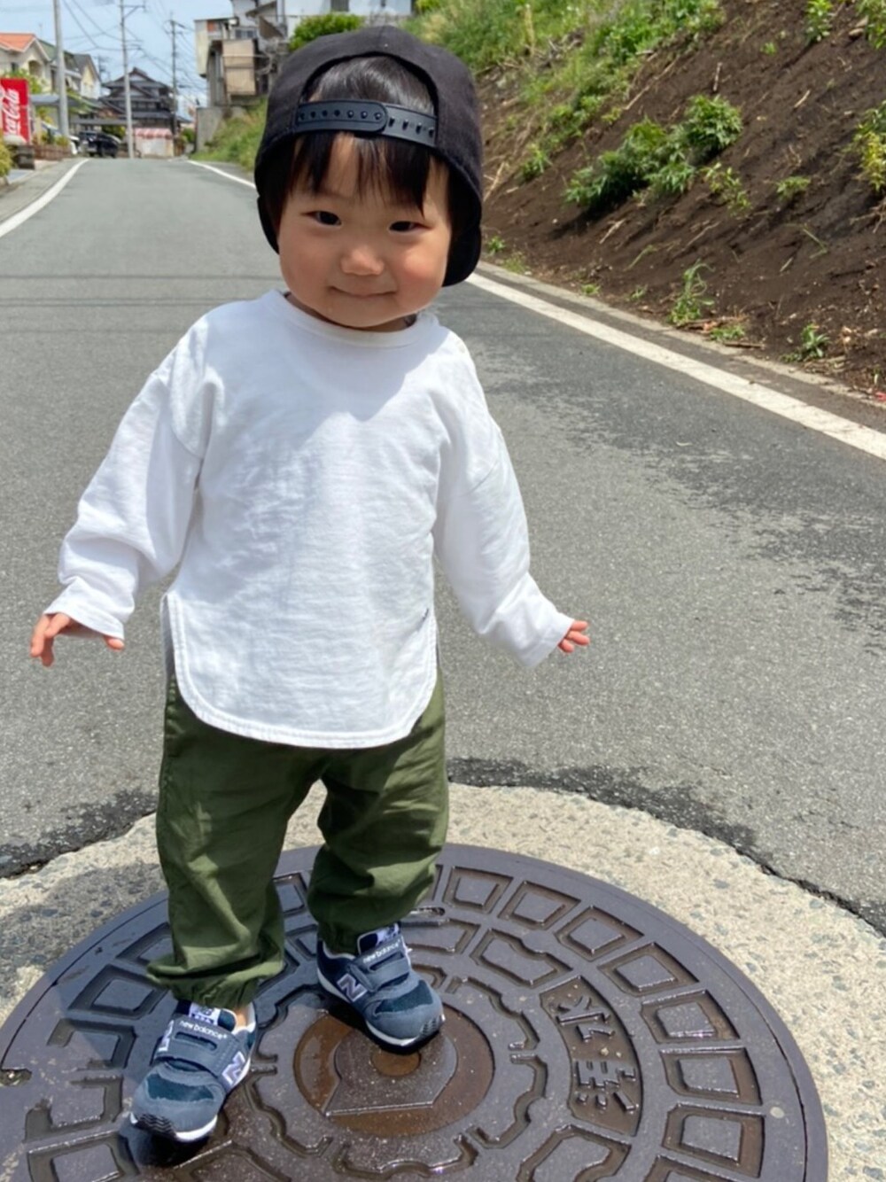 「主役はカラーパンツ、スニーカー、キッズコーデ、カジュアルコーデ、男の子、キャップ、シンプル、1歳、春夏コーデ、かわいい」｜「petit mainの【FRUIT OF THE LOOM】バックロゴ長袖Tシャツ（Tシャツ/カットソー、ホワイト系）」を使った、Yuzunkoさん（キッズ・90cm）の春コーディネートの1枚目の写真