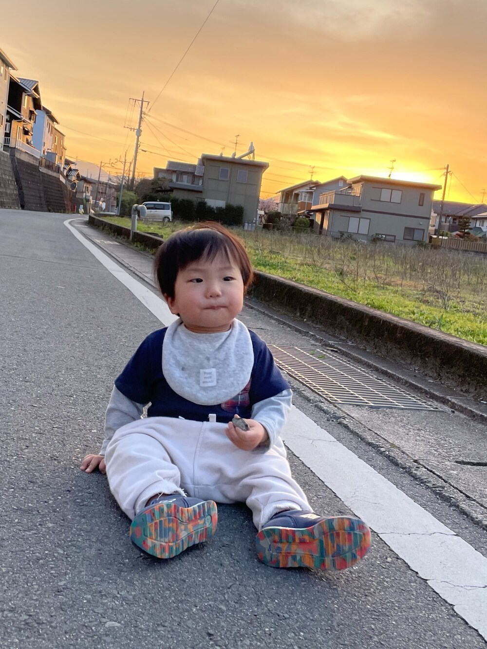 「シンプルコーデ、キッズファッション、こどもコーデ、おしゃれさんと繋がりたい、フォローミー、kids、よだれかけ、男の子」｜「西松屋のアイテム（スタイ/よだれかけ、グレー系）」を使った、Yuzunkoさん（キッズ・90cm）の春コーディネートの1枚目の写真