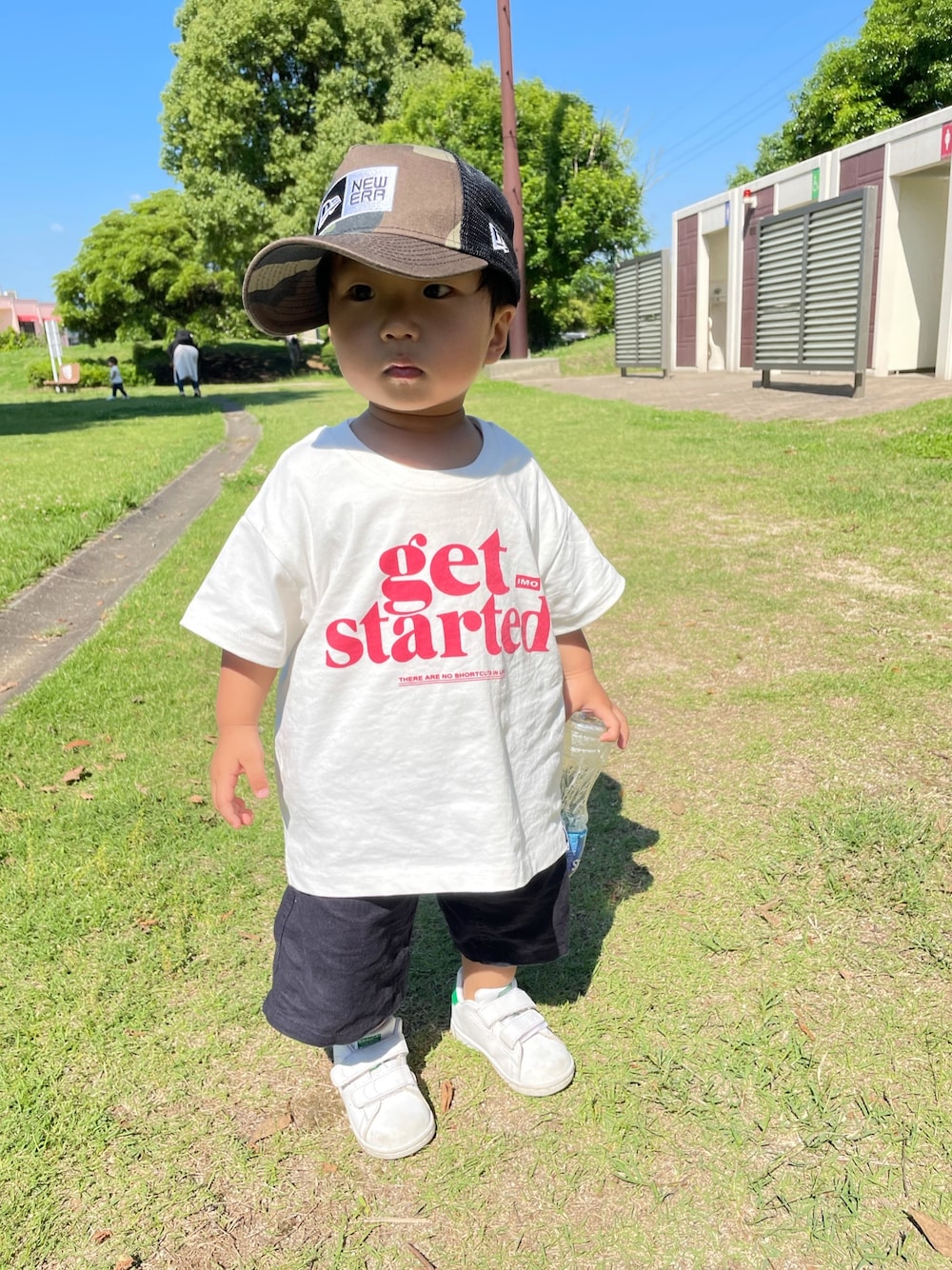 「これが私をアゲる服、キッズファッション、休日スタイル、公園、白Tシャツ、1歳半、スニーカーコーデ、夏コーデ、むすこーで、男の子」｜「NEW ERAの12654202/YTH940AFTR BOX LOGO WCAMO BLK（キャップ、ブラック系）」を使った、Yuzunkoさん（キッズ・90cm）の春コーディネートの1枚目の写真