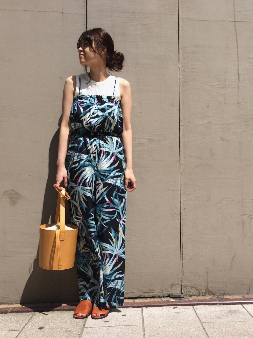 「夏、プリント、ロンパース、タンクトップ、アダムエロペ(ADAM ET ROPE')、ootd、夏コーデ、yahki、YOUNG & OLSEN The DRYGOODS STORE、ロンパースコーデ」｜「YOUNG&OLSEN The DRYGOODS STOREのリブタンクトップ WOMEN（タンクトップ、ホワイト系）」を使った、andyさん（レディース・162cm）の春コーディネートの1枚目の写真