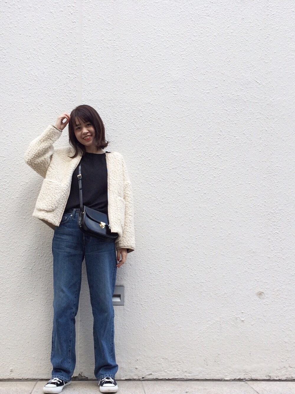 「カジュアルコーデ、もこもこ、ボアブルゾン、アダムエロペ(ADAM ET ROPE')、SOMETHING、converse、秋のコーデ、秋コーデ」｜「ADAM ET ROPE'のラウンドクロスボディーバッグ（ショルダーバッグ、ブラック系）」を使った、andyさん（レディース・162cm）の秋コーディネートの1枚目の写真