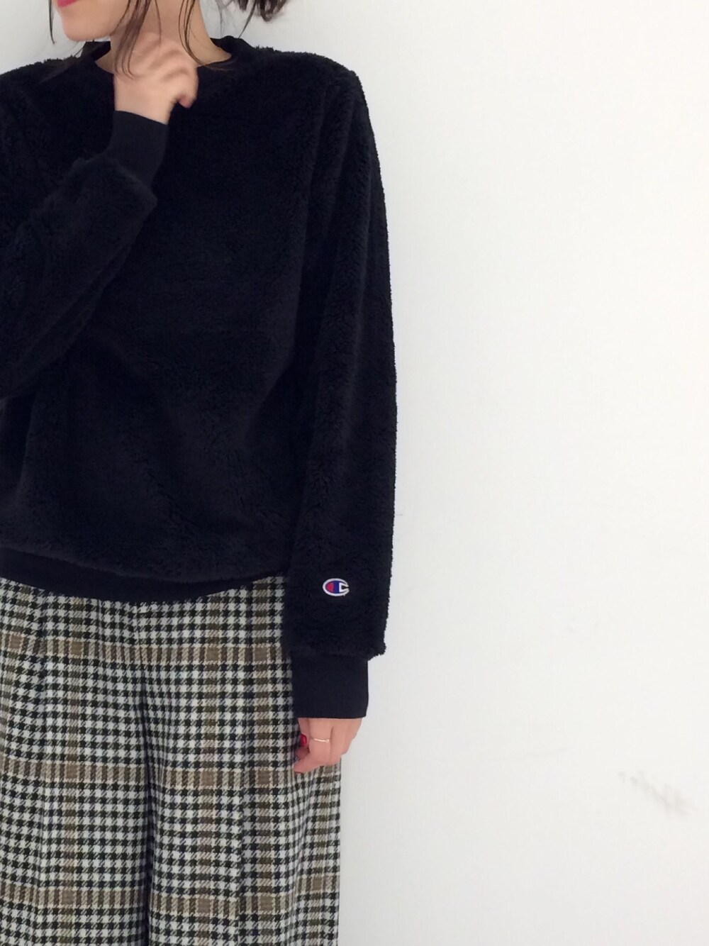 「秋コーデ、パンツスタイル、大人カジュアル、ゆるコーデ、アダムエロペ(ADAM ET ROPE')、Champion、Champion別注、もこもこ、フリース」｜「Championの【Champion for ADAM ET ROPE'】WOMEN'S Sherpa Fleece（スウェット、ブラック系）」を使った、andyさん（レディース・162cm）の秋コーディネートの1枚目の写真