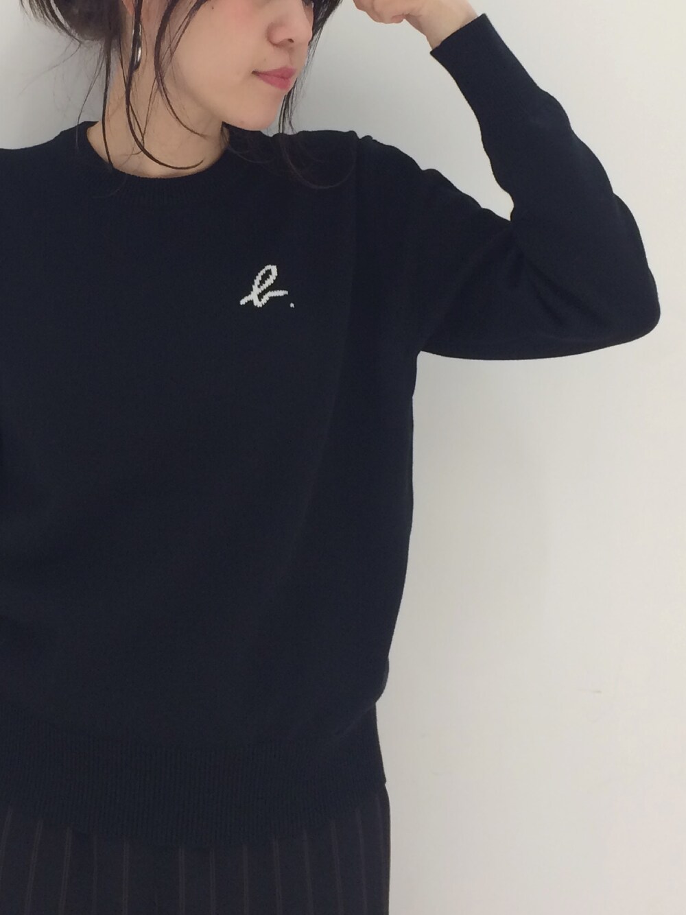 「アダムエロペ(ADAM ET ROPE')、アニエスベー、agnes b.、ニット、ブラック、ワンポイント、ロゴ」｜「ADAM ET ROPE'のアイテム（トップス、ブラック系）」を使った、andyさん（レディース・162cm）の冬コーディネートの1枚目の写真