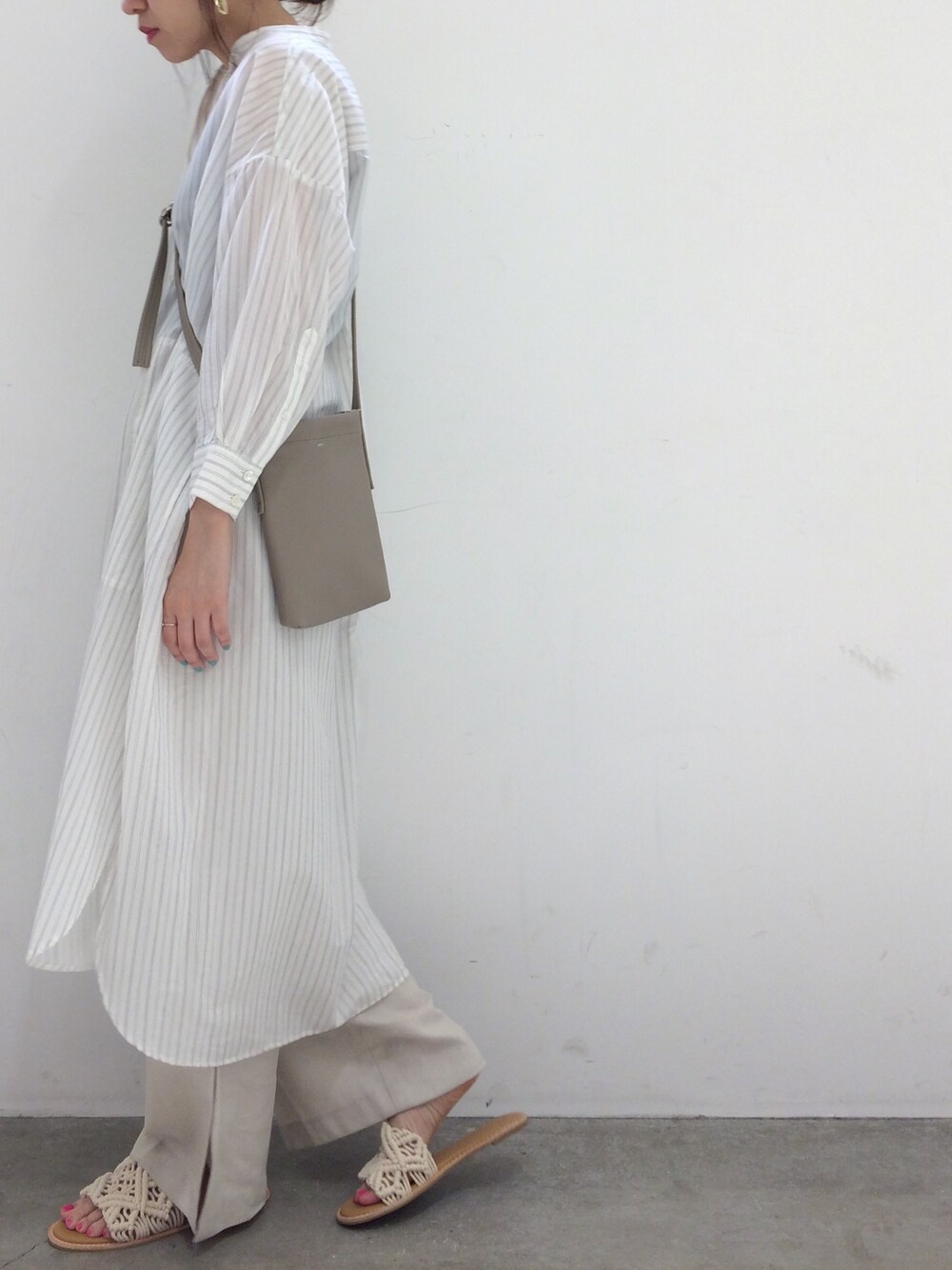 「夏コーデ、ラクチンコーデ、大人カジュアル、シンプル、シャツワンピ、ストライプ、アダムエロペ(ADAM ET ROPE')、iTTi」｜「ADAM ET ROPE'のキュプラコットンストライプシャツワンピ（ワンピース、ホワイト系）」を使った、andyさん（レディース・162cm）の夏コーディネートの1枚目の写真