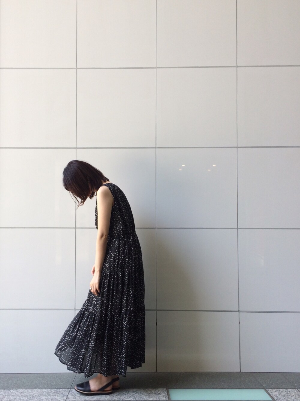 「アダムエロペ(ADAM ET ROPE')」｜「ADAM ET ROPE'のコットンシルクティアードワンピース（ワンピース、ブラック系）」を使った、andyさん（レディース・162cm）の春コーディネートの1枚目の写真