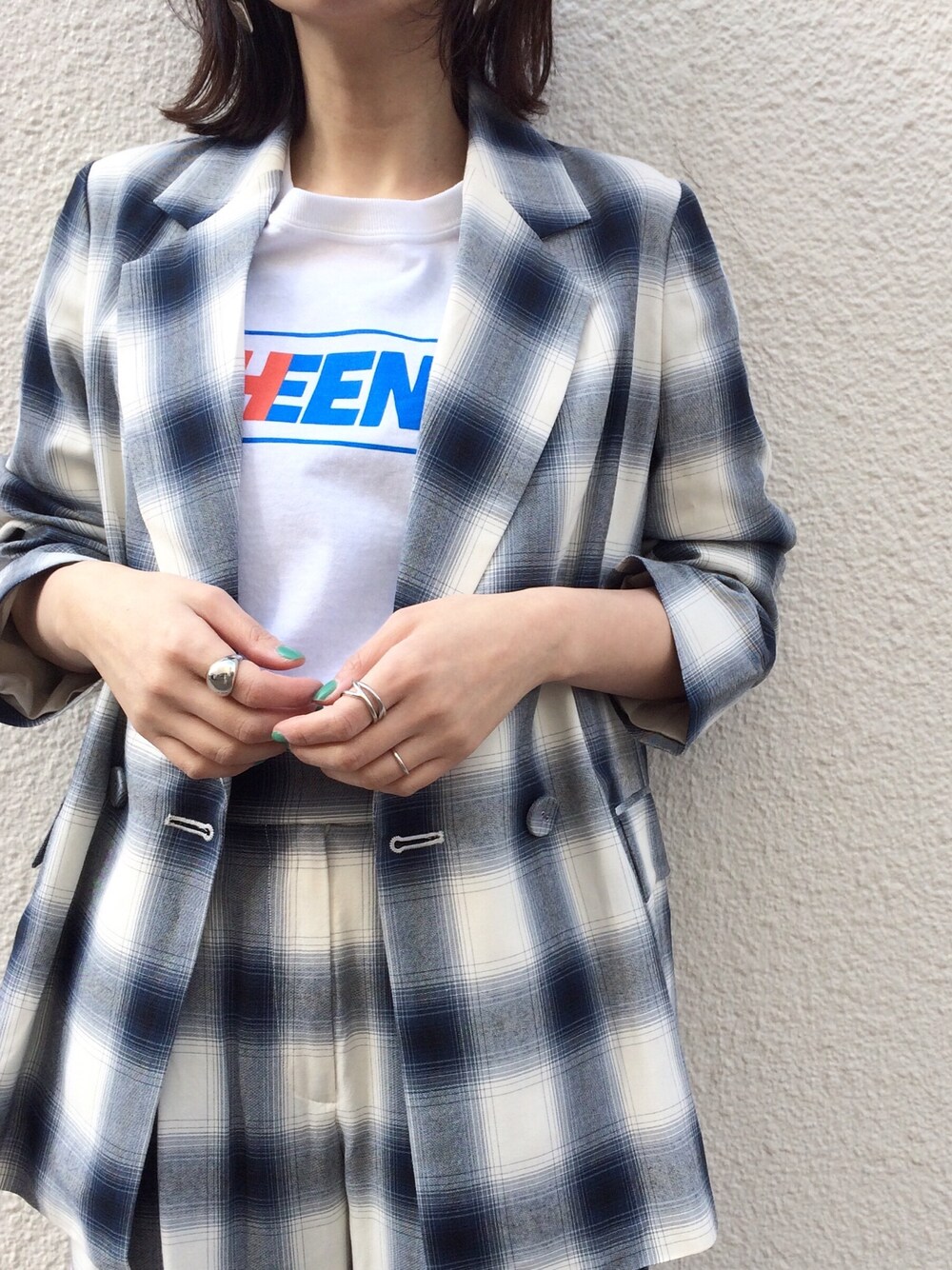 「カジュアル、オトナ女子、春夏コーデ、大人カジュアル、ロゴT、チェック、PHEENY」｜「PHEENYのアイテム（Tシャツ/カットソー、ホワイト系）」を使った、andyさん（レディース・161cm）の春コーディネートの1枚目の写真