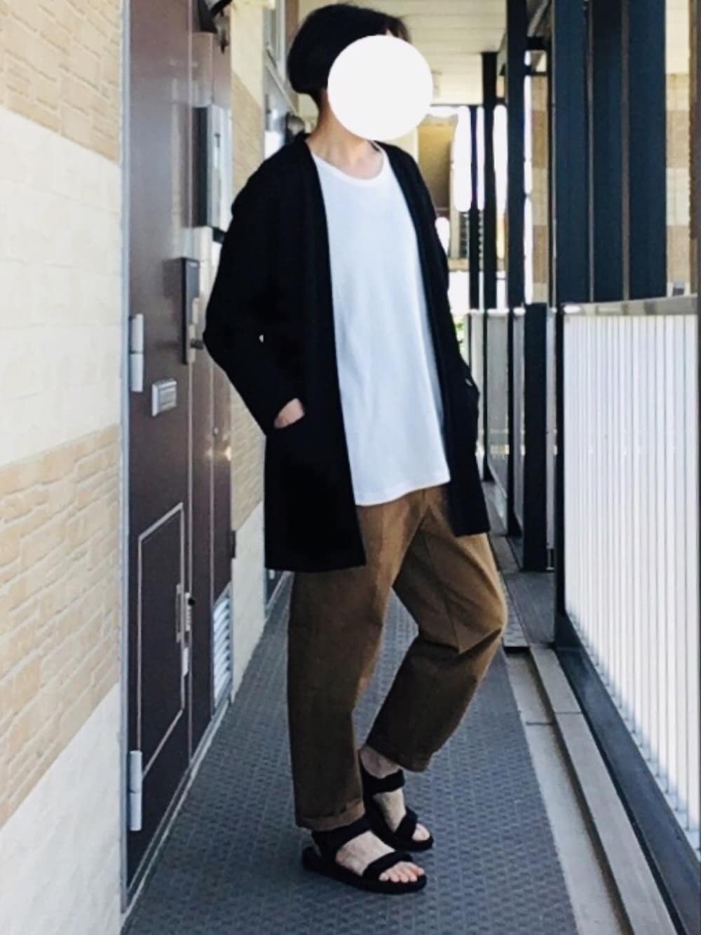 ブラック系のカーディガン/ボレロ、ホワイト系のタンクトップ、ブラウン系のその他パンツを着用したメンズの春コーディネートの1枚目の写真