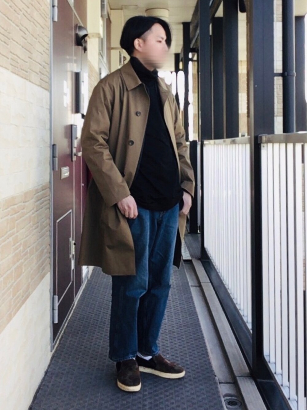 「シンプル、プチプラ、きれいめカジュアル、オトナカジュアル、オーバーサイズ、ゆるコーデ、ワイドデニム、ステンカラーコート」｜「UNIQLOのブロックテックステンカラーコート（その他アウター、ブラウン系）」を使った、Takmiさん（メンズ・172cm）の冬コーディネートの1枚目の写真